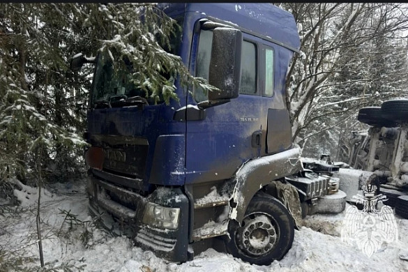 На трассе Иваново - Нижний Новгород завалился на бок полуприцеп-цистерна